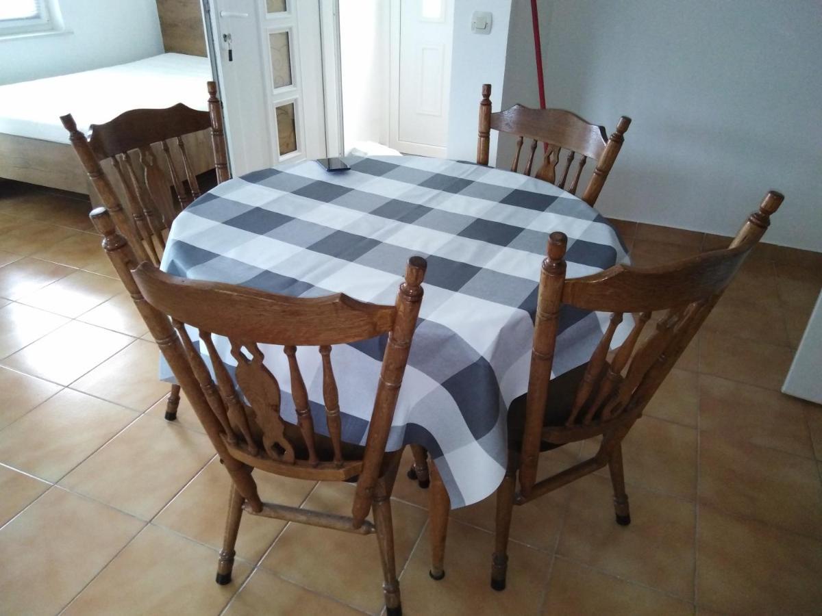 Apartman Ana Apartment Zuljana Bagian luar foto